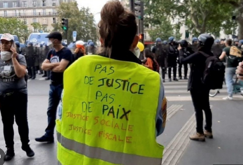 Une femme gilet jaune